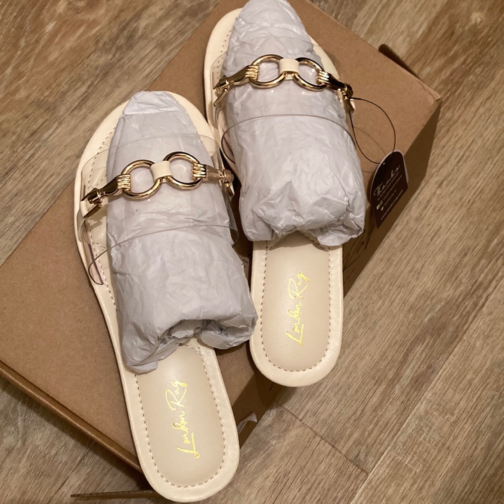 Elegant Cream Sandals with Gold Accents - Picture 3 of 4